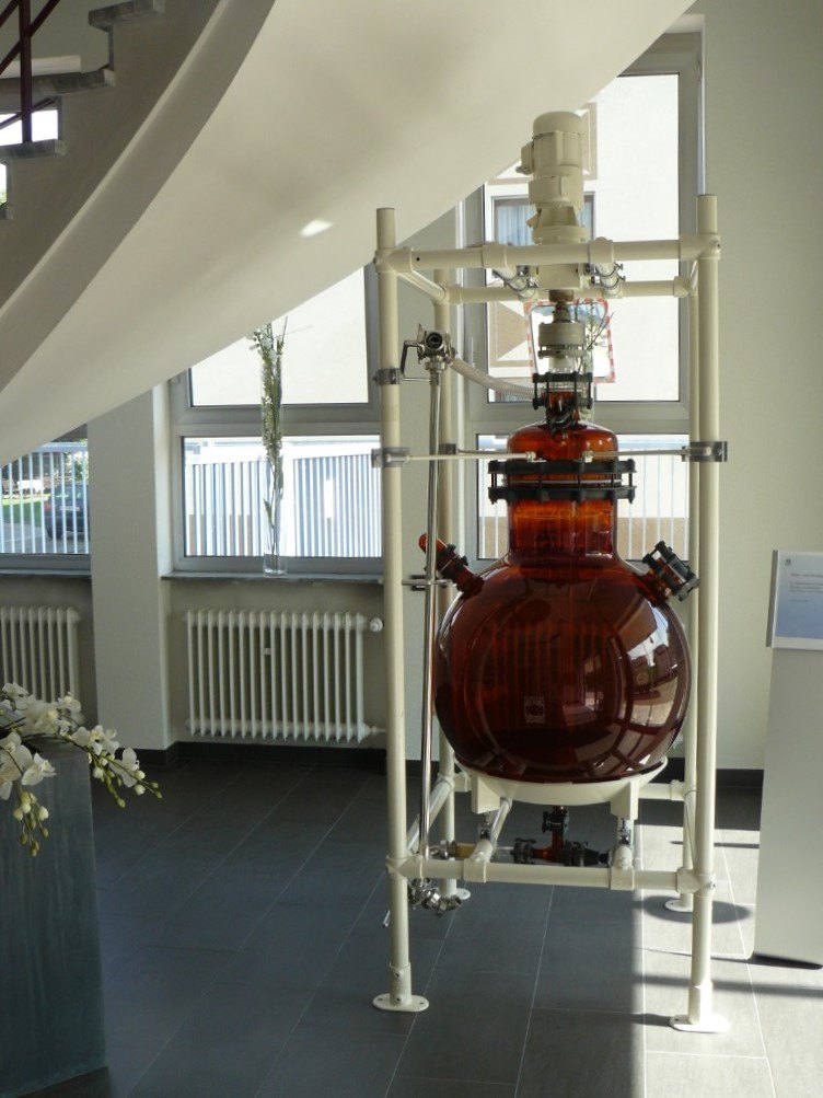 Entrance area with a glass sculpture in the foyer