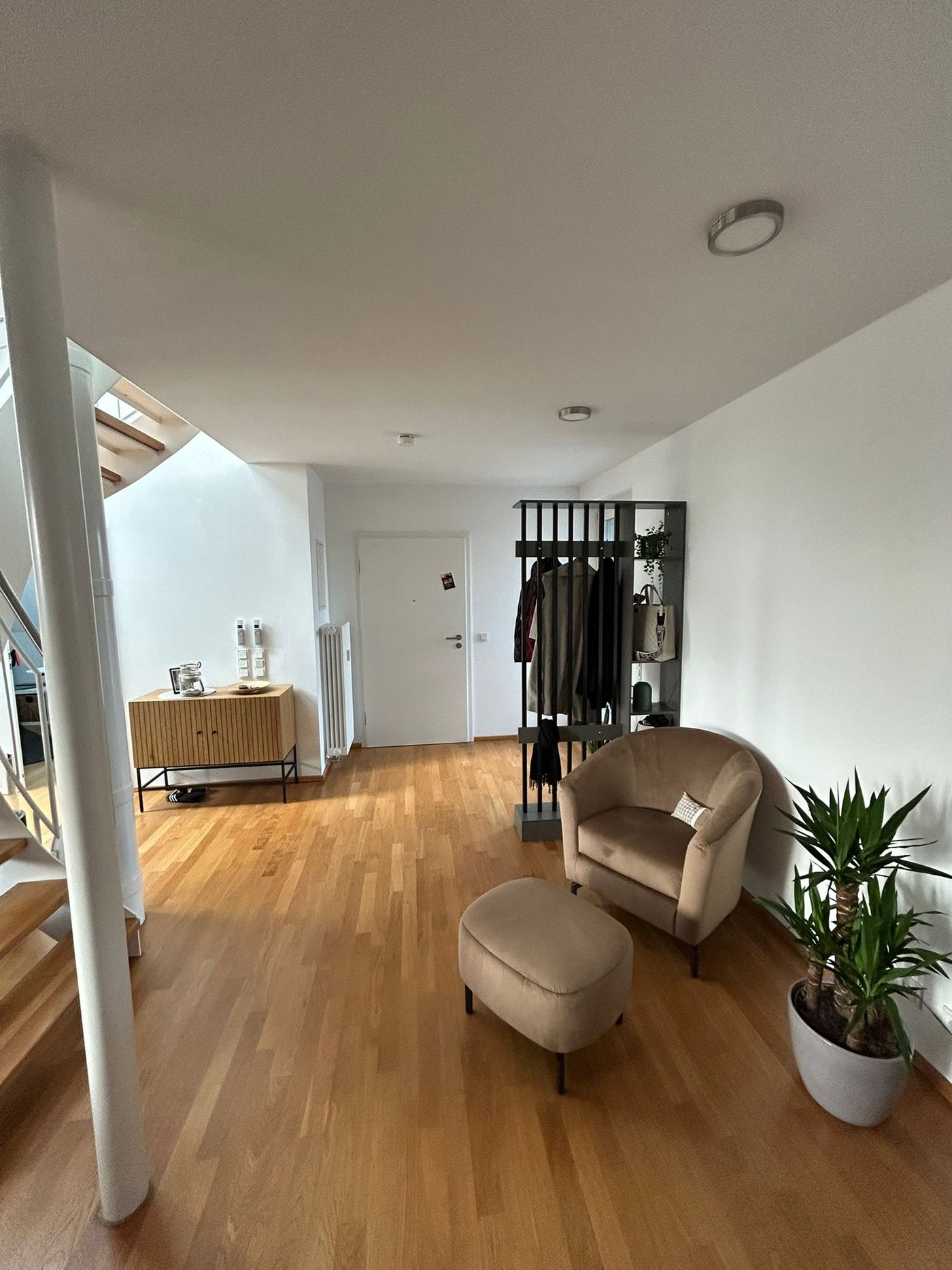 Entrance area with freestanding clothes storage as a room divider