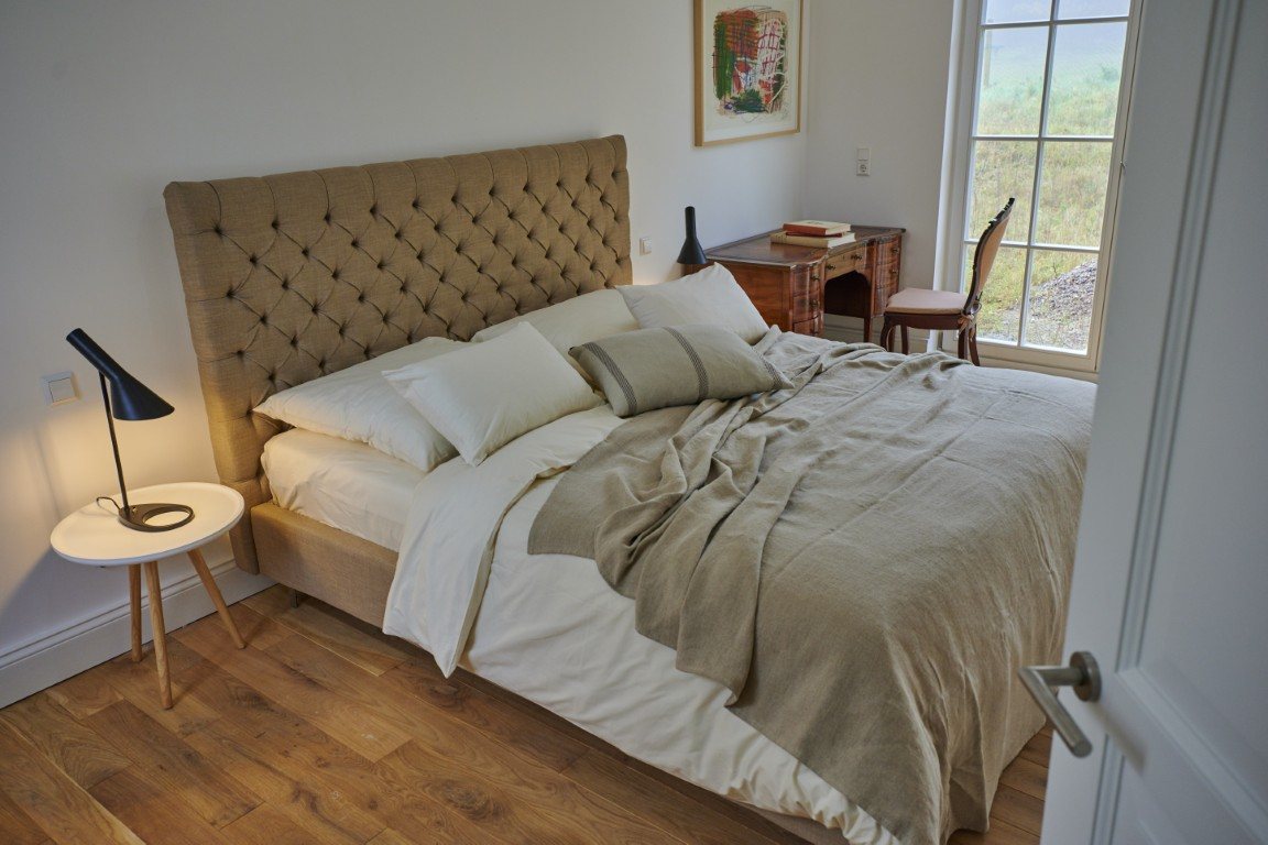 Bedroom with upholstered headboard in sand tones